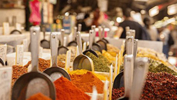 Kryddor på en marknad vilket du har kan stöta på när du läser en språkkurs i arabiska utomlands