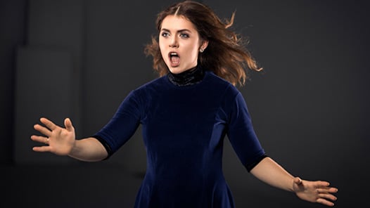 Sångare i blå klänning på BA Stockholm. 