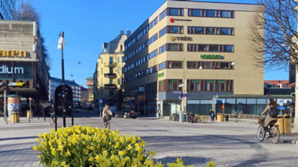 Somrig fasadbild där kurser och utbildning i Örebro län ges