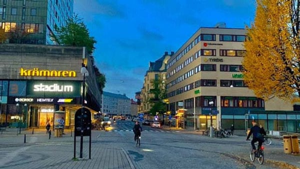 Somrig fasadbild där kurser och utbildning i Örebro län ges