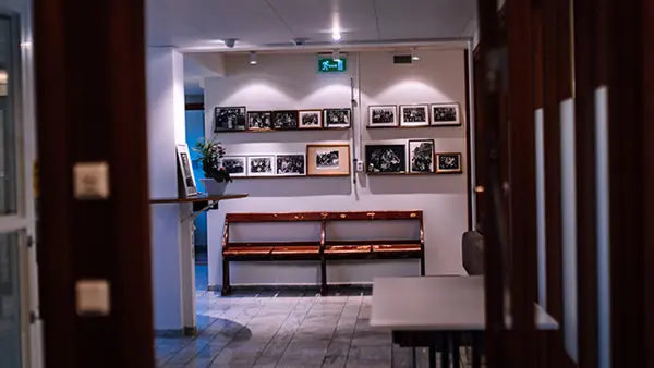 En bild p&aring; skolans lokaler, korridor och en tavelv&auml;gg. 