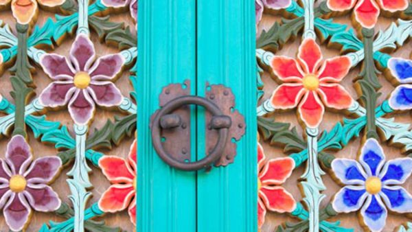 Detalj av traditionell koreansk dörr med färgglada blomdekorationer - gå en kurs i koreanska!