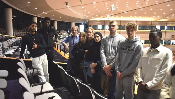 Gruppbild med Per Holmgren i parlamentet