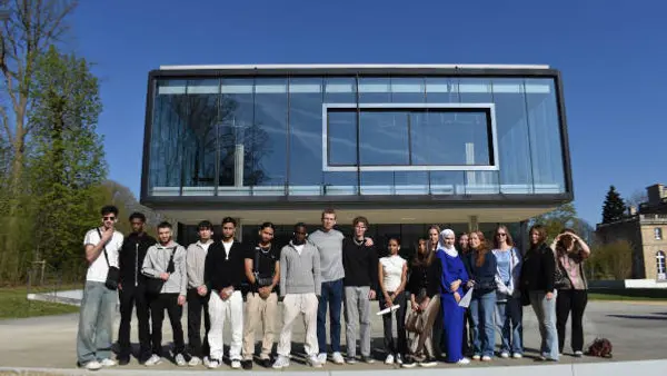 Gruppbild utanför Afrikamuseet