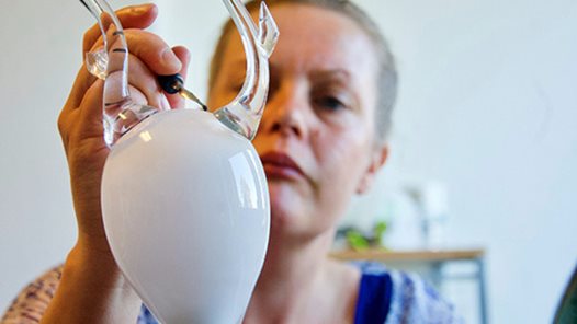 Konstnären Ylva Holmén arbetar på eget glasverk