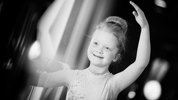 Barn som dansar balett.
