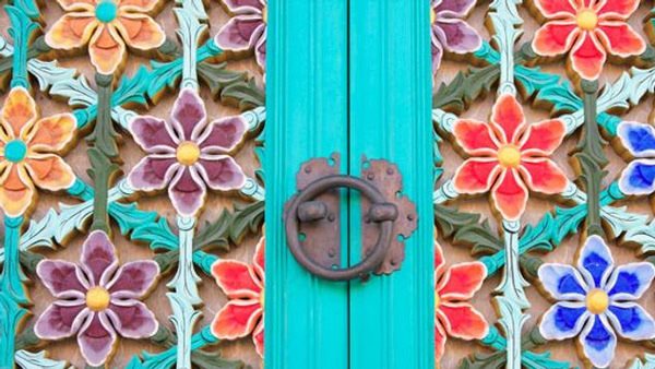 Detalj av traditionell koreansk dörr med färgglada blomdekorationer - gå en kurs i koreanska!