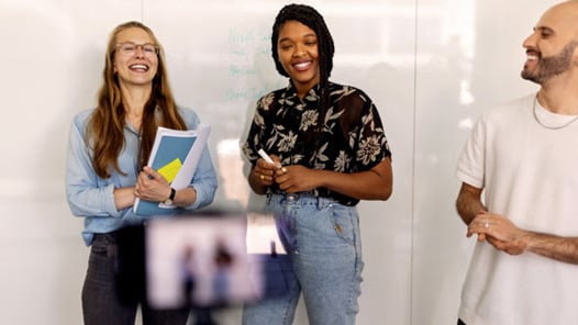 Tre personer på jobb- och utbildningsmässa