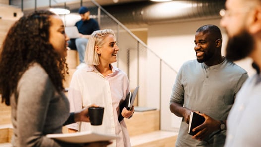 Fyra personer pratar om YH