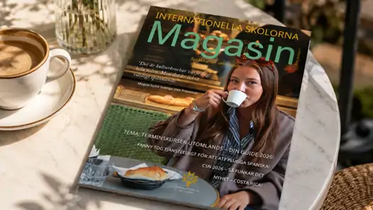 En tidning som ligger på ett bord bredvid en kopp kaffe.-Internationella skolornas magasin