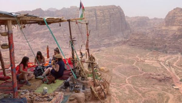 Vy över bergen i jordanien dit du kan åka om besöker amman och läser en språkkurs i arabiska