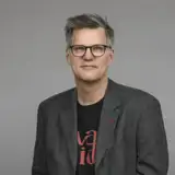 Klas Grinell är ledamot i styrelsen för Folkuniversitetet, Kursverksamheten vid Göteborgs universitet