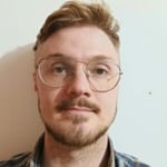 En man med rutig skjorta och glasögon