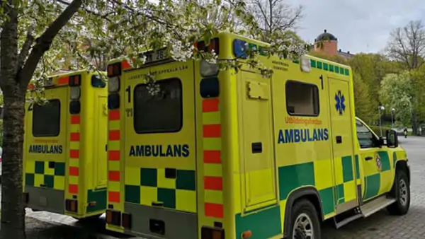 Två ambulanser bakifrån, redo för utryckning