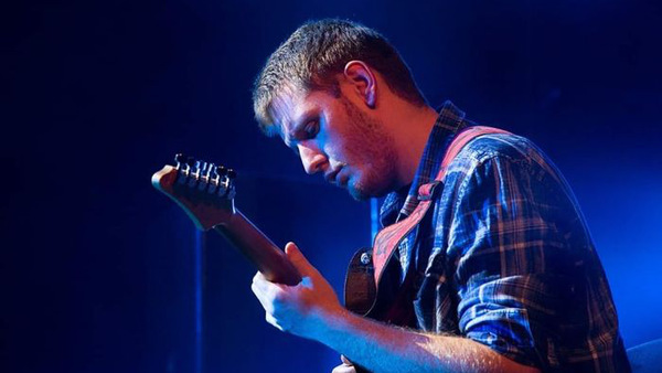 Stefan Miladinov, teaches guitar at Folkuniversitetet online