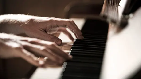 Händer som spelar piano