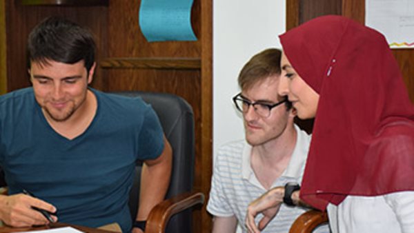Två elever undervisas i arabiska på språkresa för vuxna utomlands
