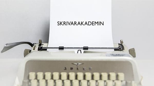 Bild på skrivmaskin med ett blad i där det står Skrivarakademin