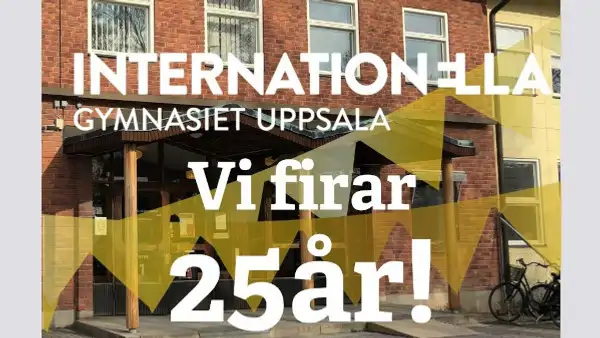 Bild med skolans entré i bakgrunden där texten "vi firar 25 år!" syns under Internationella gymnasiet logga.