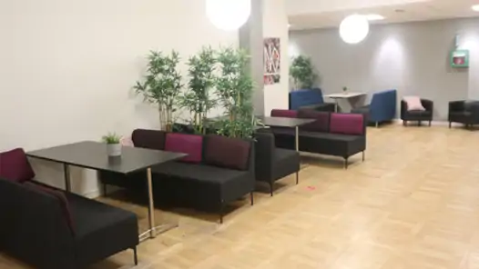 Soffor i en skolkorridor