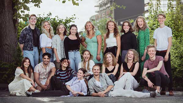 Klassfoto från Musikalutbildningen årskurs 1 på Balettakademien i Göteborg