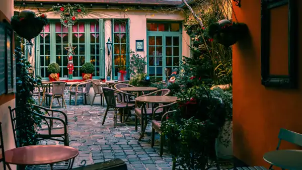 Uteservering på restaurang i franska Rouen där man kan lära sig franska