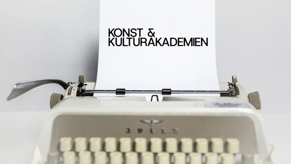 En gammal skrivmaskin med ett papper på toppen av den.