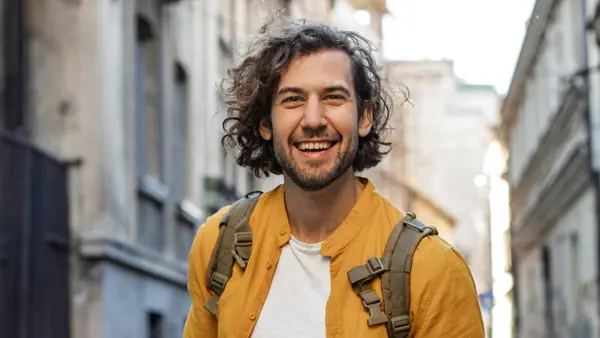 En man står på en gata.