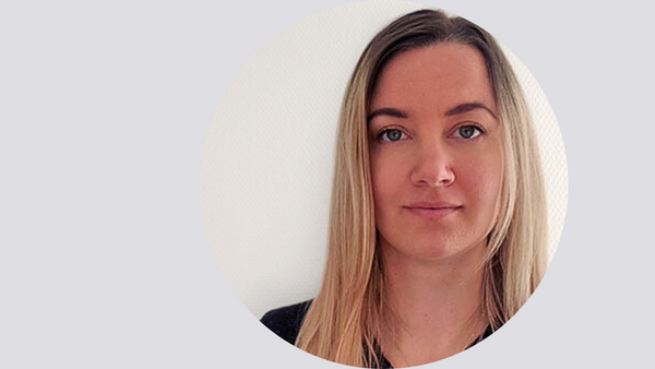 En kvinna med ljust h&aring;r