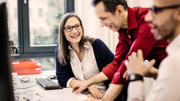Kvinna sitter vid skrivbord, redo för en distanskurs via Folkuniversitetet.