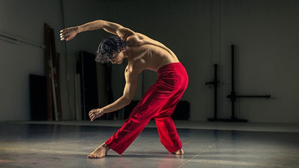 ung kille dansar i röda byxor på Balettakademiens dansutbildning