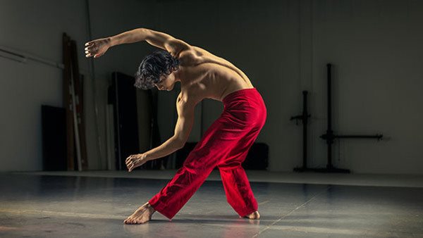 Dansare på Balettakademiens Dansutbildning modern/nutida