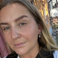 En kvinna tar en selfie med sin mobiltelefon.