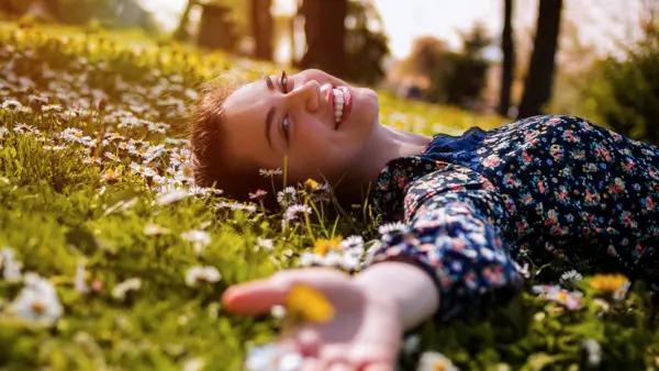 Närbild på äng med gräs. 