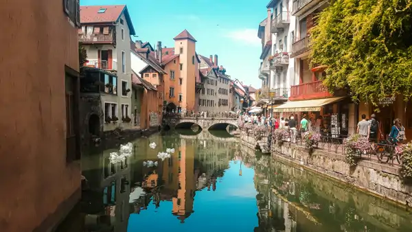 En flod som rinner genom Annecy i Frankrike. Läs franska i Annecy.