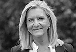 Ett svartvitt foto av en kvinna.