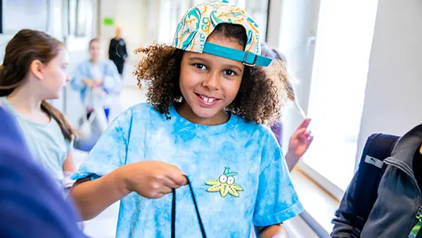 Ung kille i blå tröja som dansar på Balettakademien 