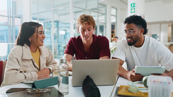 Blivande entreprenörer deltar i en utvecklande övning under entreprenörskursen på Södra Folkhögskolan Helsingborg