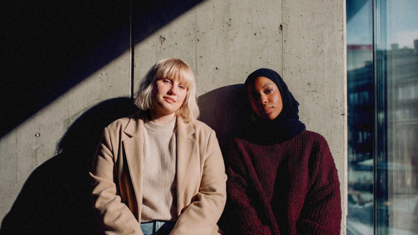 Några kvinnor som sitter bredvid varandra.