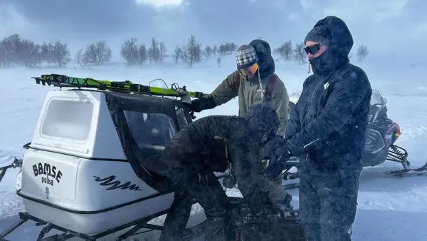 Sebastian Aaseby under fotografering i snölandskap