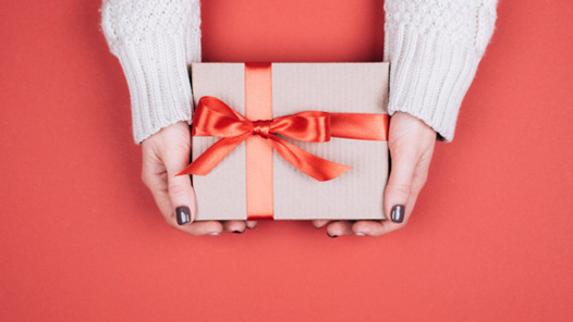 Ett paket med presentkort från Folkuniversitetet