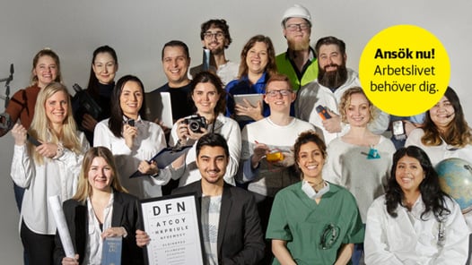 En grupp människor som poserar för en bild.