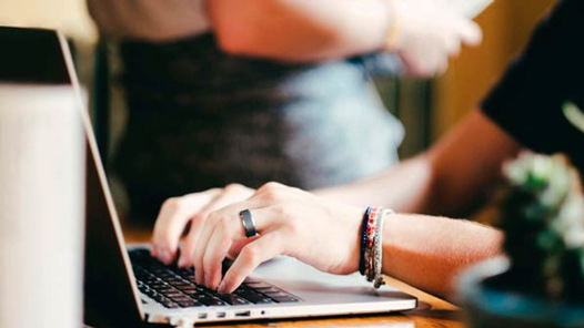 Person som arbetar vid dator