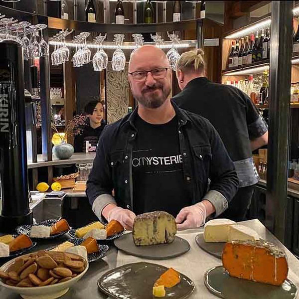 Johan Rudh är kursledare på Folkuniversitetet i Göteborg