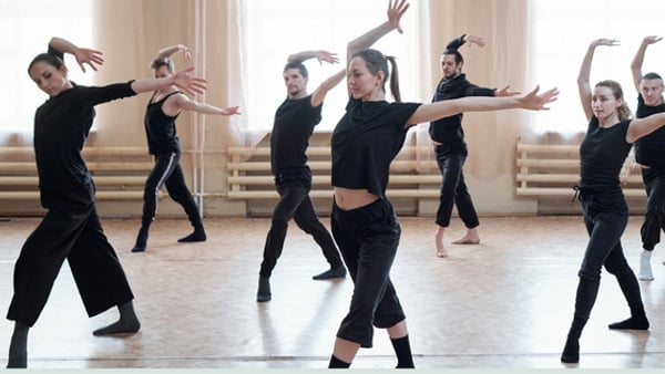 En grupp människor som dansar