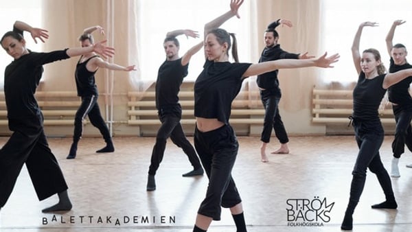 En grupp människor som dansar