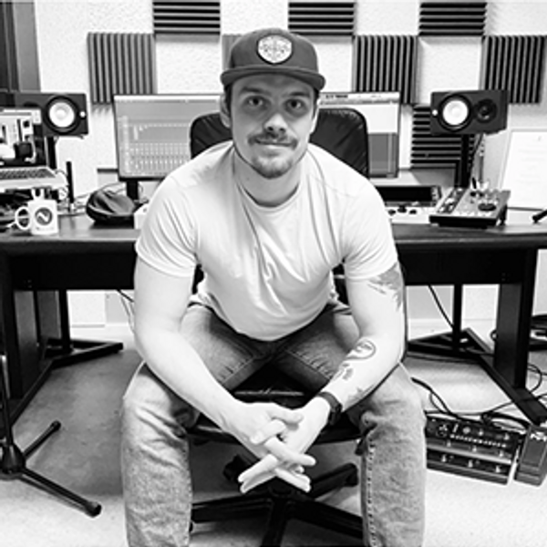 Filip är lärare på Gitarrakademin. 