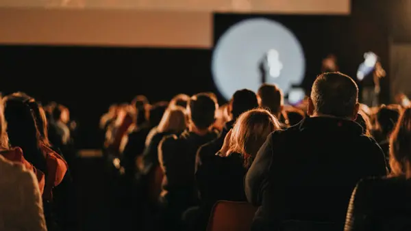 En grupp människor som tar del av en presentation.