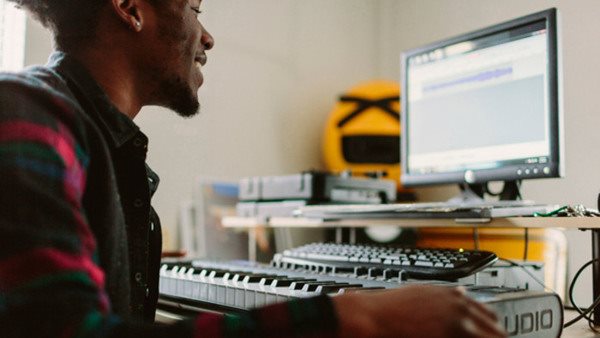 Deltagare testar studioprogram på kurs i musikproduktion