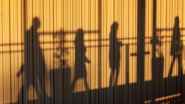 Skuggor av olika personer